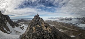 Greenland, Schweizerland, Kulusuk, mountaineer on mountaintop